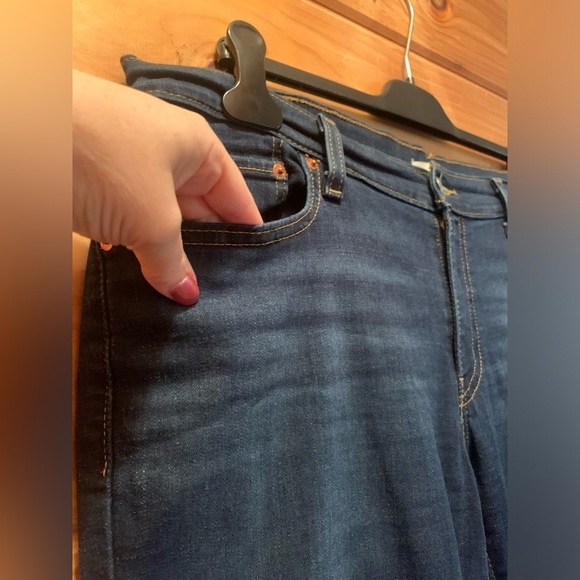 Like new Levi’s boyfriend size 32/27 women’s blue jeans. - Picture 4 of 14